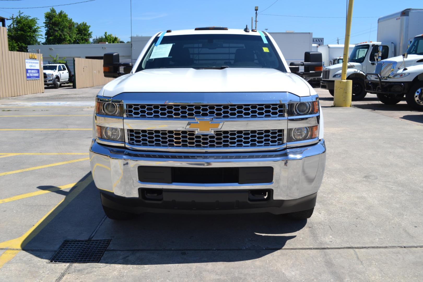 2019 WHITE /BLACK CHEVROLET 3500 with an VORTEC 6.0L V8 engine, AUTOMATIC transmission, located at 9172 North Fwy, Houston, TX, 77037, (713) 910-6868, 29.887470, -95.411903 - Photo#1